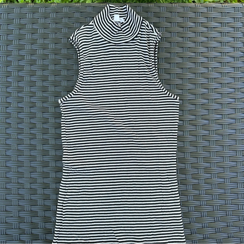 Athleta turtleneck size M top stretch, never worn
